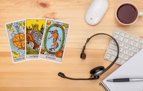 mesa auriculares cartas tarot